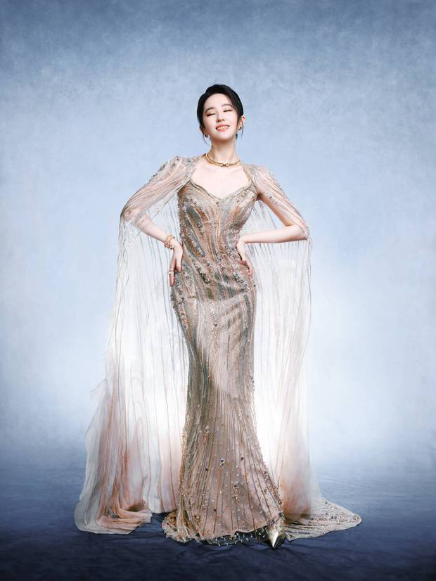 刘亦菲化身鎏金神女惊艳全场！璀璨华服衬笑颜超吸睛 -1