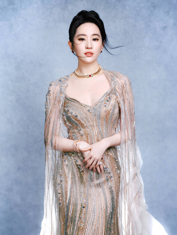 刘亦菲化身鎏金神女惊艳全场！璀璨华服衬笑颜超吸睛 -6