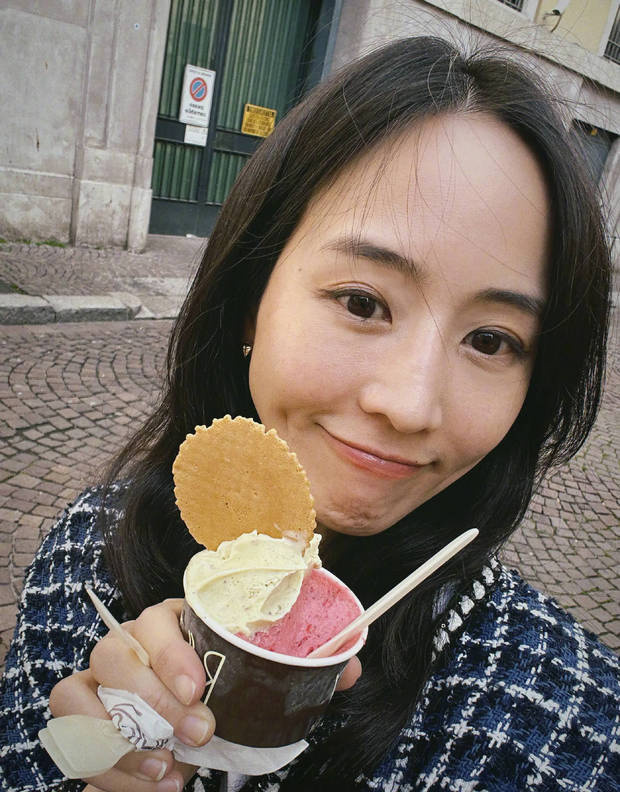 张钧甯生日晒海边素颜照，戴墨镜漫步超惬意 -1
