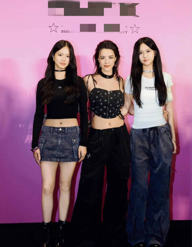 贾静雯钟丽缇女儿同台，美腿修长吸睛尽显青春时尚 -3
