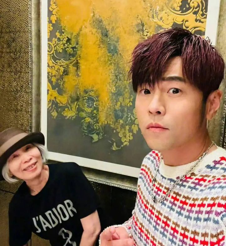 周杰伦晒母子合照，78岁叶惠美状态好到让人实名羡慕 -2