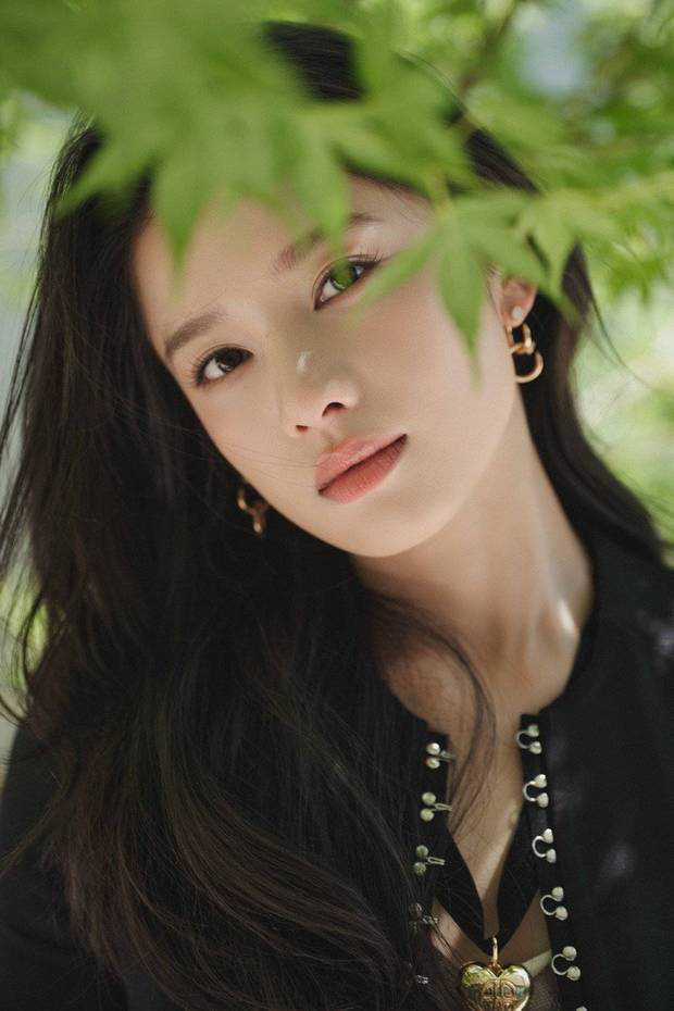 张婧仪西装造型尽显干练，微卷发甜度超标 -1