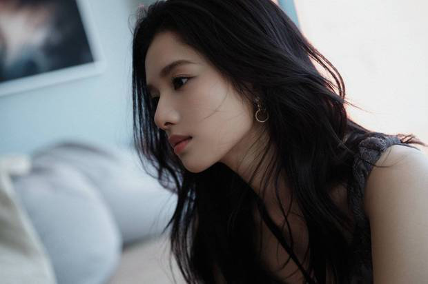 张婧仪西装造型尽显干练，微卷发甜度超标 -3