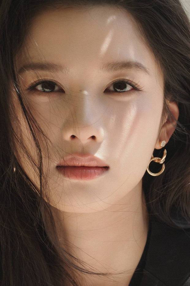 张婧仪西装造型尽显干练，微卷发甜度超标 -6