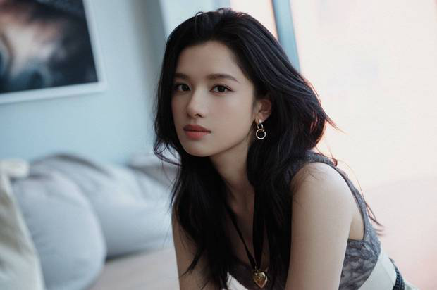 张婧仪西装造型尽显干练，微卷发甜度超标 -2