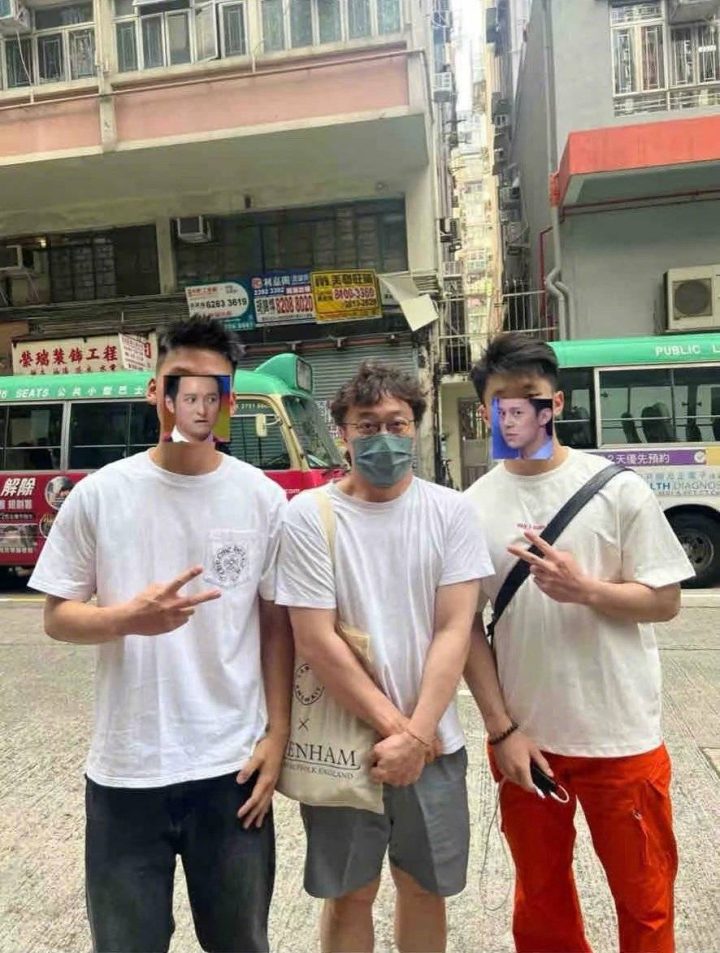 街头偶遇陈奕迅！与路人双手交叉拘谨合影 -1