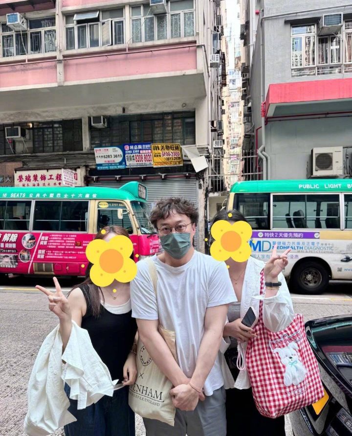 街头偶遇陈奕迅！与路人双手交叉拘谨合影 -2