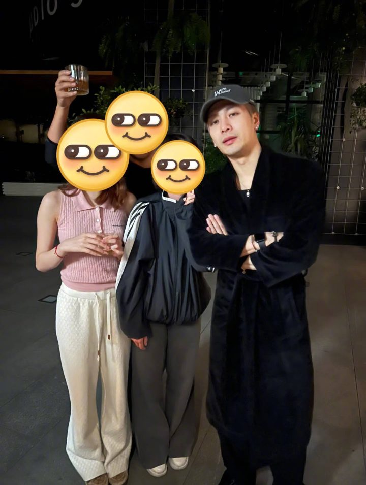 王嘉尔上海街头睡袍造型引热议 合影尽显松弛 -1