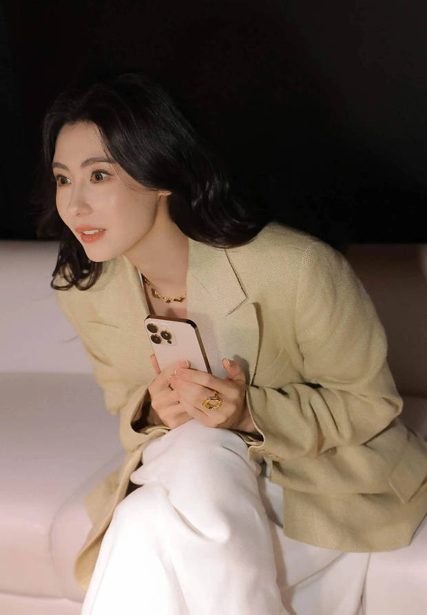 张柏芝烈焰红唇配复古电话，优雅气质拉满 -4