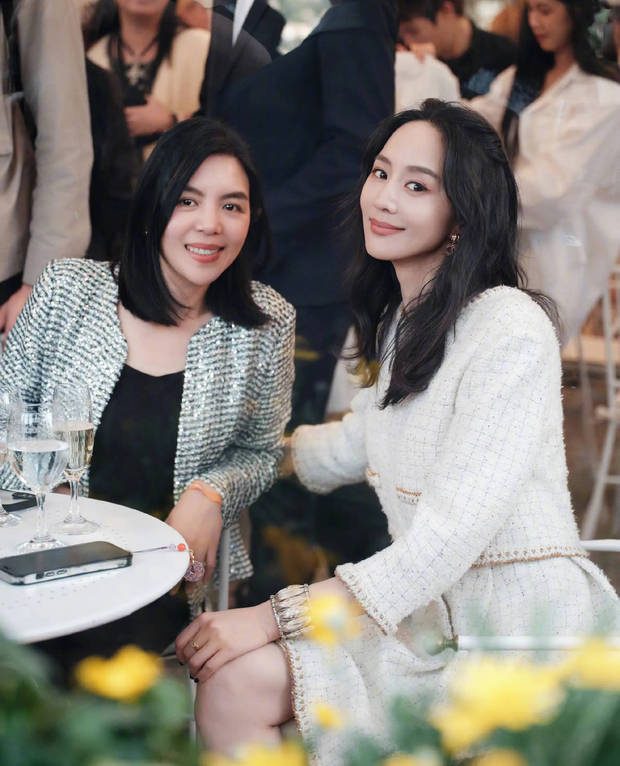 张钧甯一袭白裙小香风，阳台翻书尽显柔美风情 -7