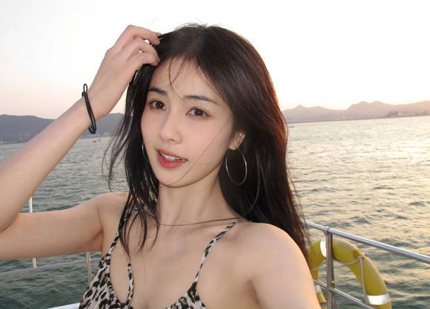 白鹿穿豹纹吊带出海怡然自得 笑容甜美松弛又自然 -1