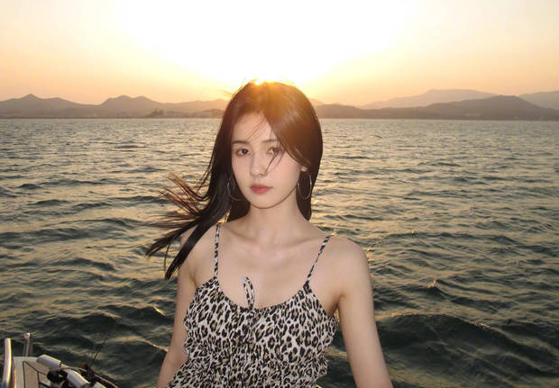 白鹿穿豹纹吊带出海怡然自得 笑容甜美松弛又自然 -7