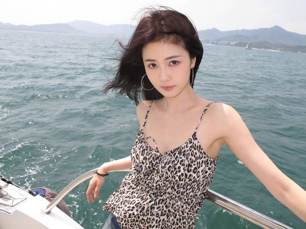 白鹿穿豹纹吊带出海怡然自得 笑容甜美松弛又自然 -4