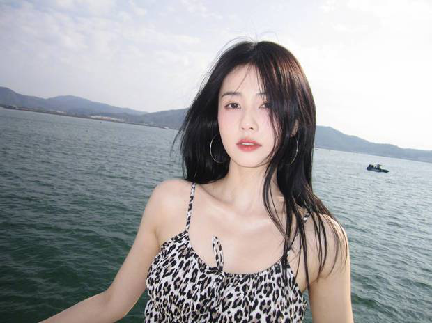白鹿穿豹纹吊带出海怡然自得 笑容甜美松弛又自然 -5