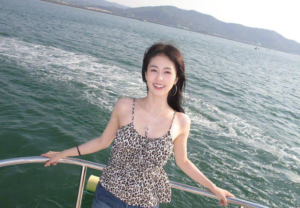 白鹿穿豹纹吊带出海怡然自得 笑容甜美松弛又自然 -8