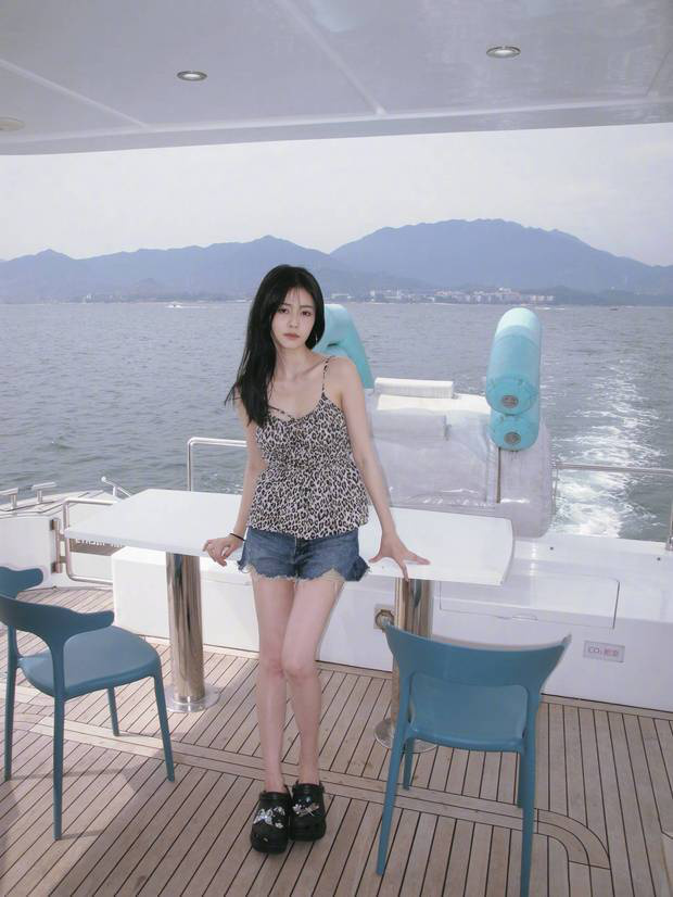 白鹿穿豹纹吊带出海怡然自得 笑容甜美松弛又自然 -6