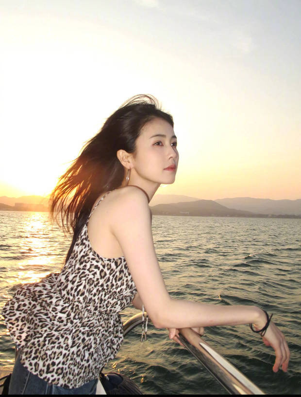 白鹿穿豹纹吊带出海怡然自得 笑容甜美松弛又自然 -9