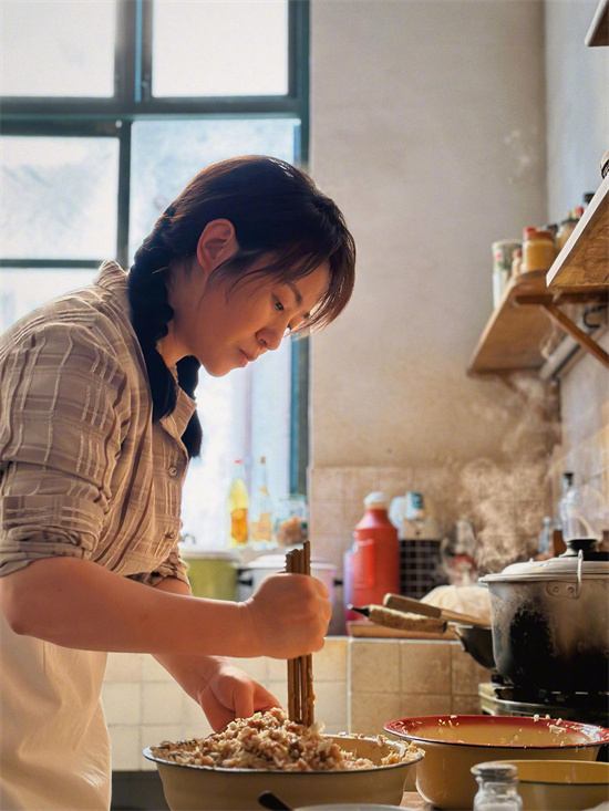 《水饺皇后》热映中 马丽护女心切持刀勇斗恶霸！ -3