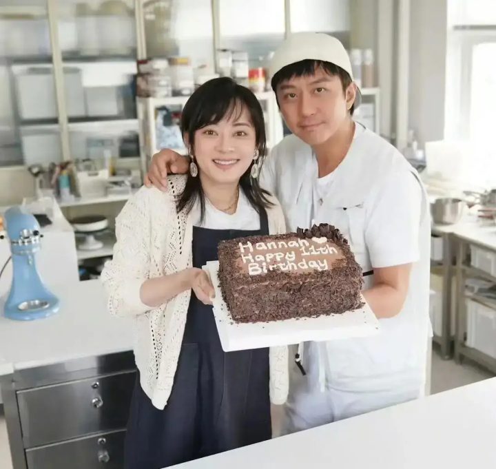 邓超孙俪亲手为小花做蛋糕 全家为女儿庆祝11岁生日 -3