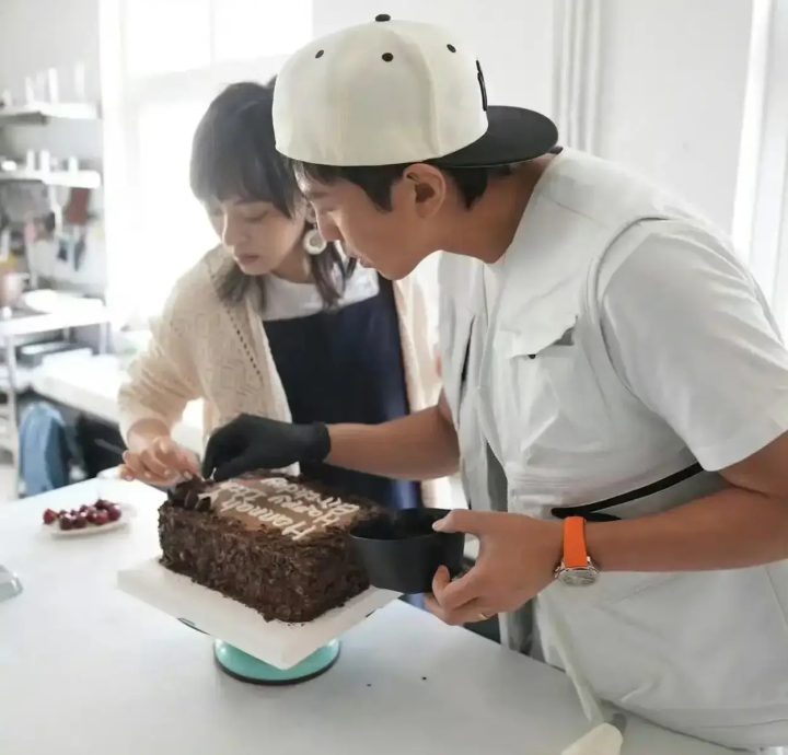邓超孙俪亲手为小花做蛋糕 全家为女儿庆祝11岁生日 -2