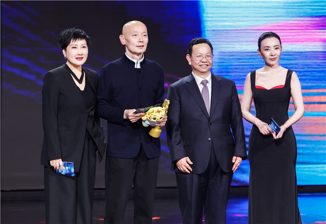 大影节落幕 葛优咏梅张子枫分获年度男女演员荣誉 -3