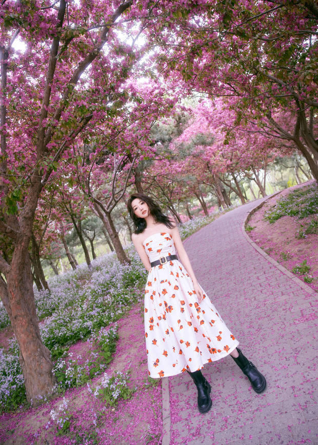 毛晓彤穿印花裙漫步公园，甜美少女感溢出屏幕 -3