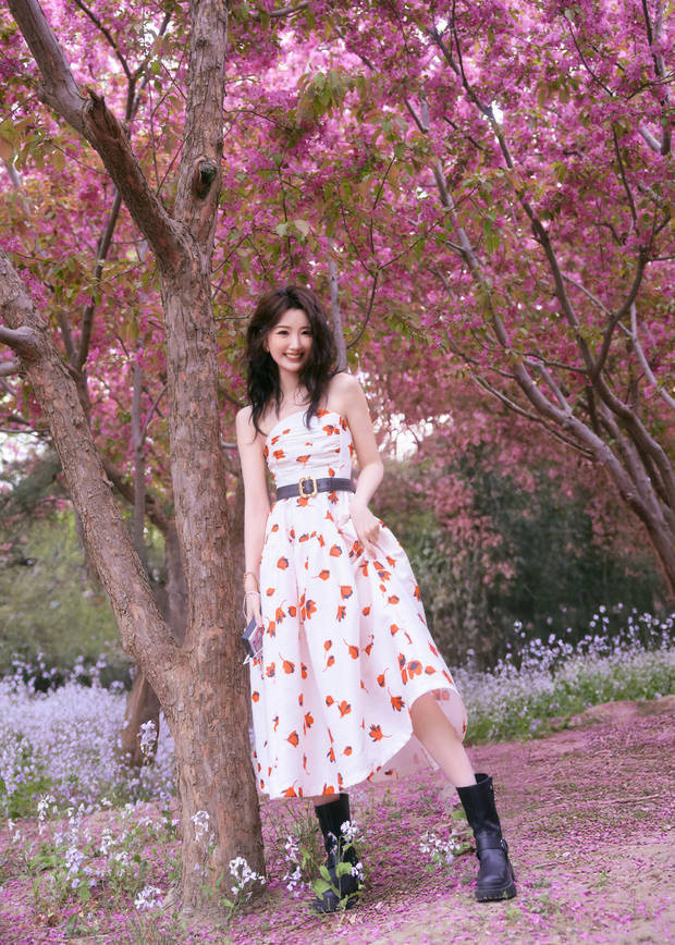 毛晓彤穿印花裙漫步公园，甜美少女感溢出屏幕 -4