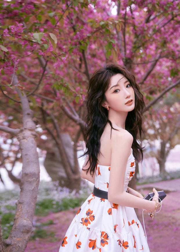 毛晓彤穿印花裙漫步公园，甜美少女感溢出屏幕 -11