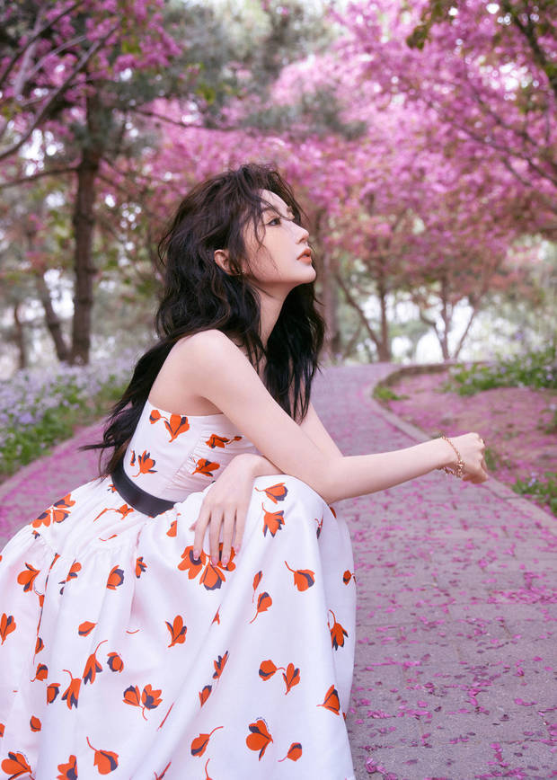 毛晓彤穿印花裙漫步公园，甜美少女感溢出屏幕 -8