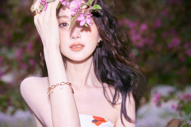 毛晓彤穿印花裙漫步公园，甜美少女感溢出屏幕 -5