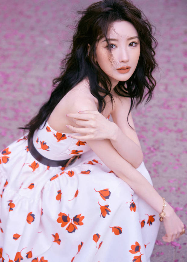 毛晓彤穿印花裙漫步公园，甜美少女感溢出屏幕 -6