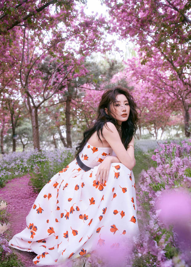 毛晓彤穿印花裙漫步公园，甜美少女感溢出屏幕 -9