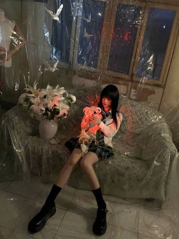 鞠婧祎解锁学院风新造型，黑发齐刘海甜酷出圈 -5