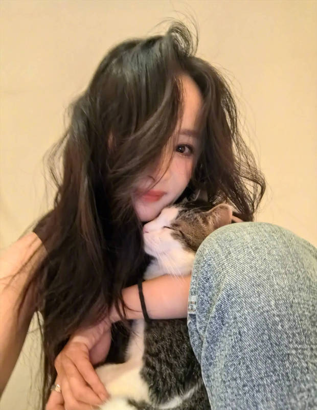 杨幂分享立夏美照，与猫咪贴贴超有爱 -4
