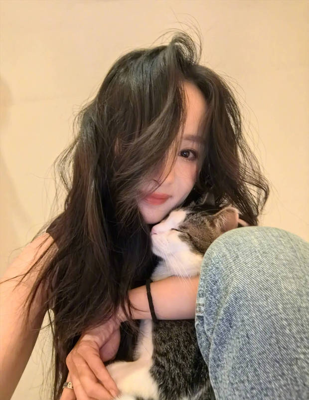 杨幂分享立夏美照，与猫咪贴贴超有爱 -2