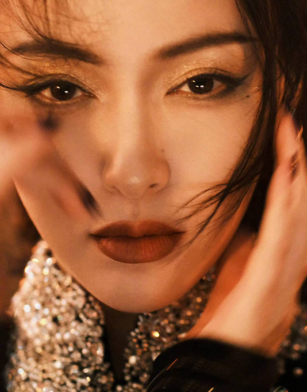 唐嫣身着修身黑裙勾勒曼妙曲线，鎏金眼妆解锁酷飒高级感 -4