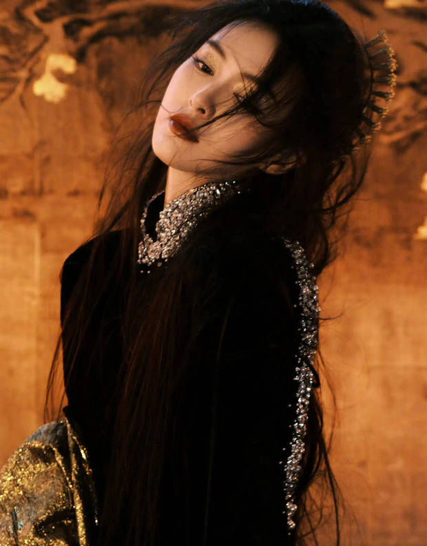 唐嫣身着修身黑裙勾勒曼妙曲线，鎏金眼妆解锁酷飒高级感 -1