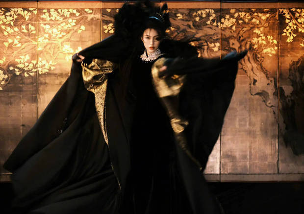 唐嫣身着修身黑裙勾勒曼妙曲线，鎏金眼妆解锁酷飒高级感 -5