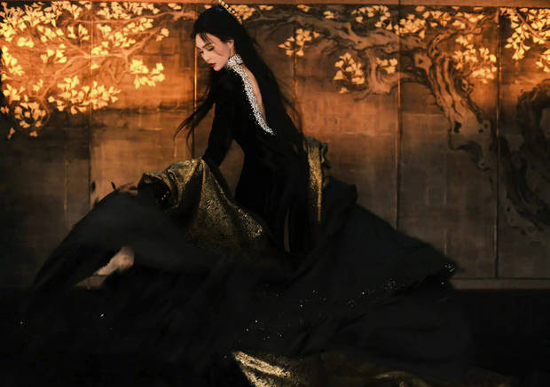 唐嫣身着修身黑裙勾勒曼妙曲线，鎏金眼妆解锁酷飒高级感 -7