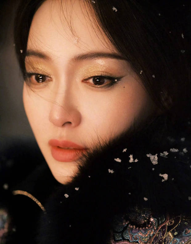 唐嫣身着修身黑裙勾勒曼妙曲线，鎏金眼妆解锁酷飒高级感 -6