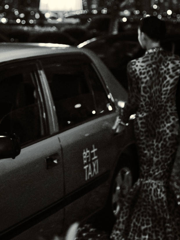 复古豹纹裙配维港风情，张柏芝港风经典穿搭梦回《喜剧之王》 -7