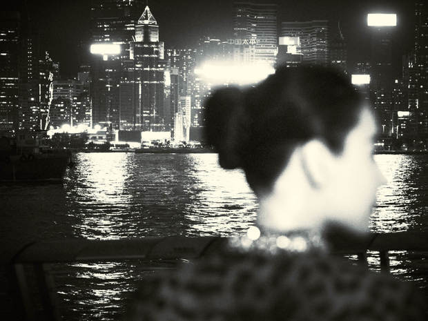 复古豹纹裙配维港风情，张柏芝港风经典穿搭梦回《喜剧之王》 -8