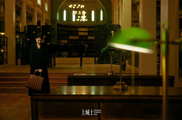 高圆圆身着淡绿裙装漫步颐和园，清冷典雅又自在随性 -5