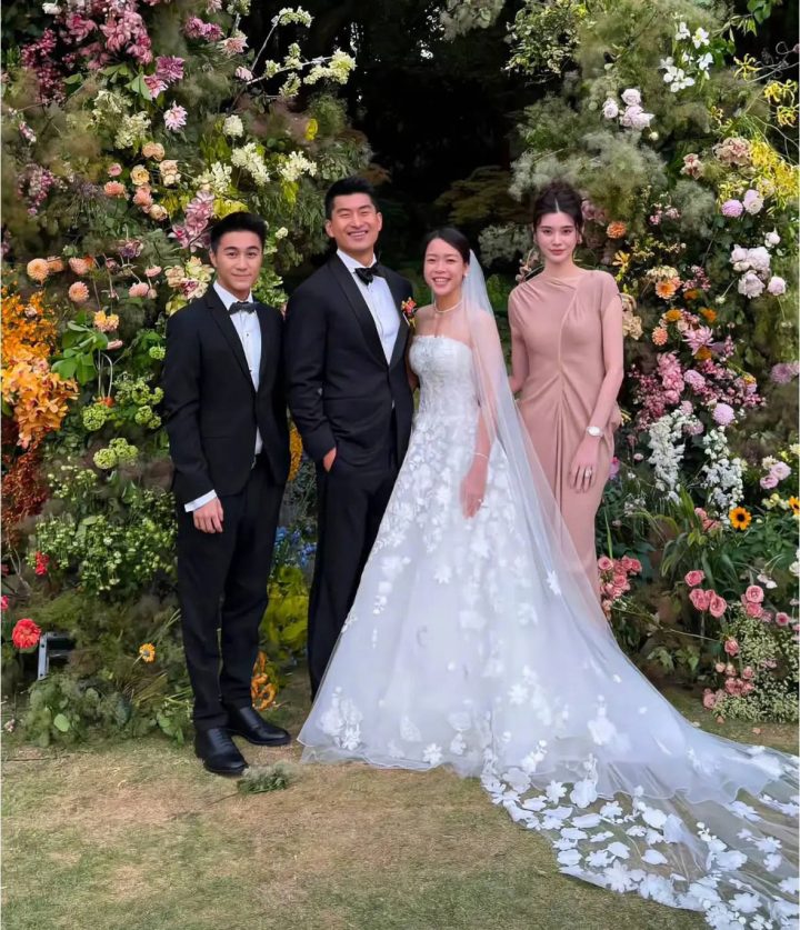 何猷君奚梦瑶参加好友婚礼，一袭粉裙气质绝佳 -1
