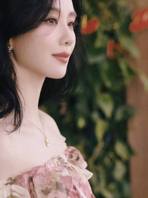 刘诗诗印花露肩裙造型惊艳，尽显灵动甜美 -4