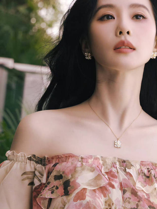 刘诗诗印花露肩裙造型惊艳，尽显灵动甜美 -4