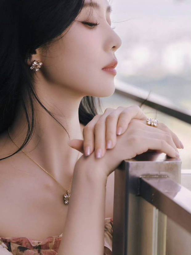 刘诗诗印花露肩裙造型惊艳，尽显灵动甜美 -6
