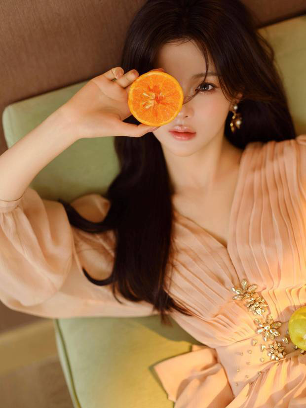 杨超越粉色裙装搭配橙系妆容 甜欲风造型惊艳 -4