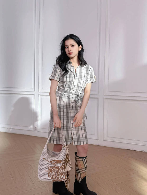 张婧仪格子连衣裙造型出圈 卷发勾勒少女俏皮感 -2