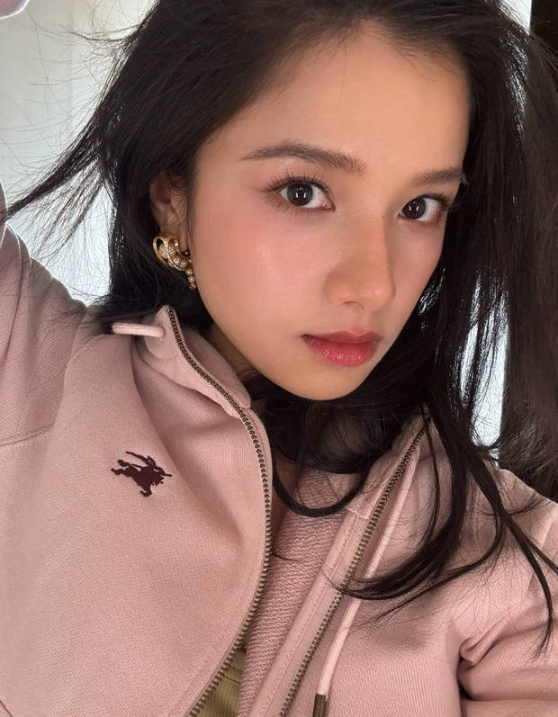 张婧仪格子连衣裙造型出圈 卷发勾勒少女俏皮感 -5